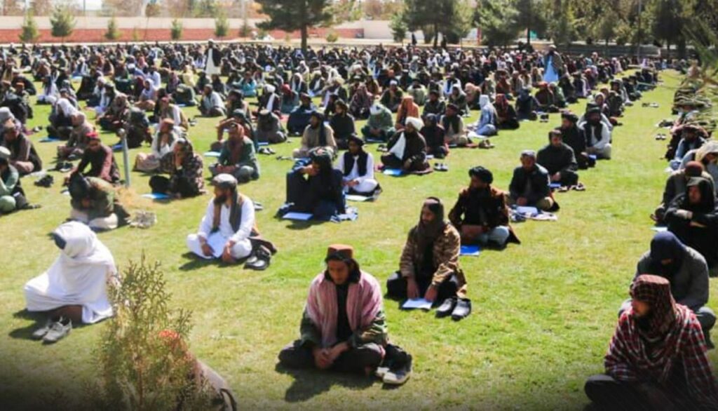 هزاران عضو طالبان برای ثبت نام در مدارس امتحان دادند