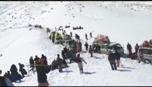 نجات صدها مسافر گیر کرده در برف در بامیان