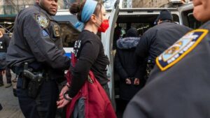 تداوم سرکوب خشونت‌آمیز دانشجویان معترض توسط پلیس آمریکا- ایراف