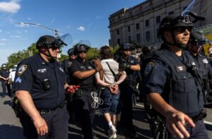 ادامه سرکوب جنبش دانشجویی در آمریکا؛ بازداشت ۲۹ دانشجو در موزه بروکلین-ایراف