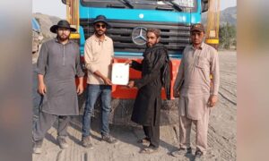 کامیون‌های ترانزیتی افغانستان با «مجوز موقت» وارد پاکستان می‌شوند