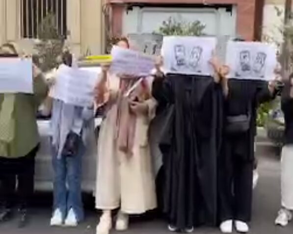 اعتراض مهاجرین افغان در برابر سفارت آلمان در تهران
