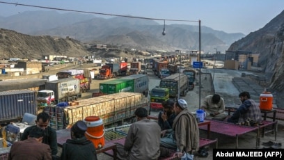 بسته شدن دوباره گذرگاه تورخم به روی خودروهای باری افغانستان
